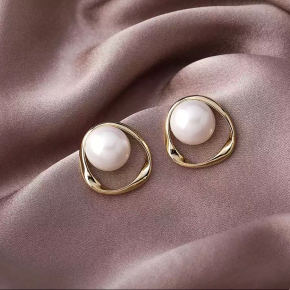 Irregular Circle Gold-Plated Pearl Post Earrings - Picture 2 of 3